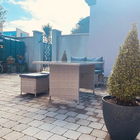 Дом отдыха Gleanntan House - Beautiful Town House With Free Parking *