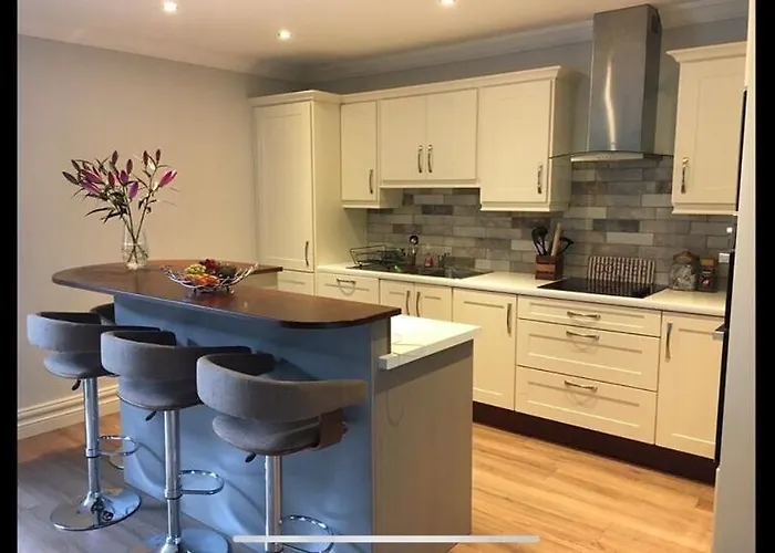 Дом отдыха Gleanntan House - Beautiful Town House With Free Parking *