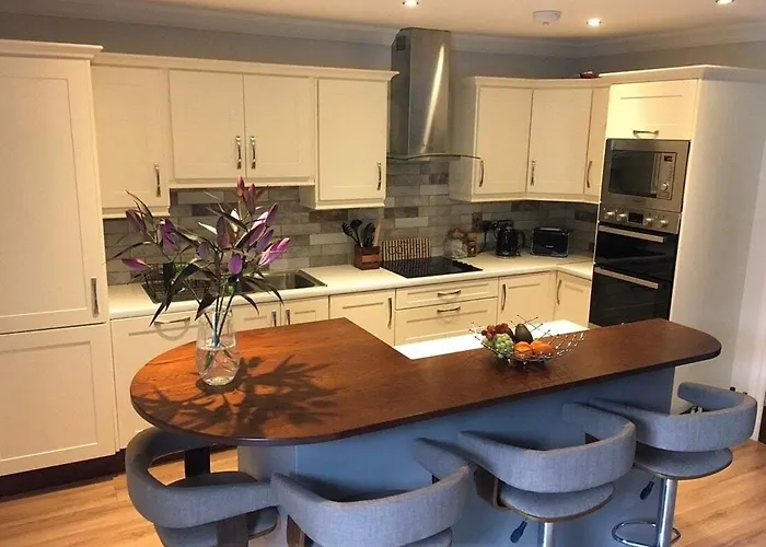 Дом отдыха Gleanntan House - Beautiful Town House With Free Parking *