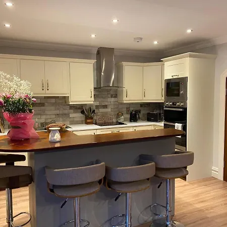 Semesterbostad Gleanntan House - Beautiful Town House With Free Parking Cill Airne